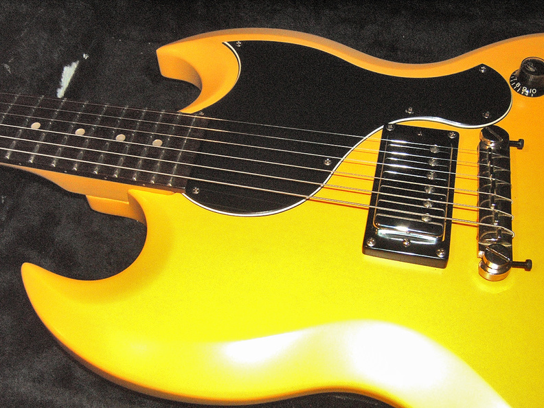 The bolt on took a little getting used to because the neck is set further into the body than a Gibson SG, which is weird, so I missed a lot of notes at first! I really liked the deep, wider bevels on the body. It just felt good to play. DSCF7127 Epi SGJR3.jpg